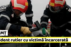NEAMȚ: Accident cu victimă încarcerată. A intrat cu maşina într-un copac