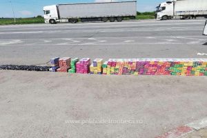FOTO. Sute de kilograme de tutun pentru narghilea, descoperite de poliţişti în Vama Petea