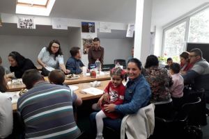 27 de părinţi şi 30 de copii adoptaţi au sărbătorit „Ziua Adopţiei”