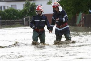 Bani de la Guvern pentru cei afectaţi de inundaţii
