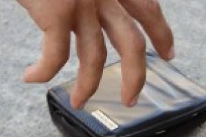 Ce facem noi ca cetateni cinstiti cand gasim un portofel pe strada? In numaram ca sa vedem cat ne-a adus norocul! Asa a facut si o braileanca iar acum regreta