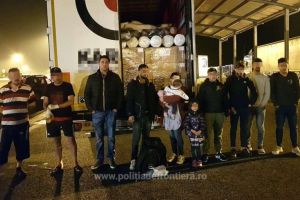 Descoperire la Frontiera. Ce au gasit politistii de frontiera intr-un automarfar care transporta role textile