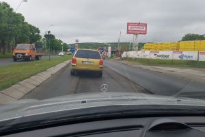 Lucrări de decopertare a asfaltului, pe şoseaua de centură a Devei. FOTO