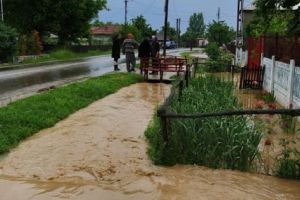 Drum acoperit de o viitură la Beleţi Negreşti