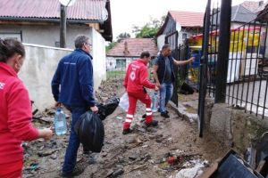 FOTO: Nemţii de la Daimler-Mercedes  şi Crucea Roşie Alba vin în ajutorul persoanele afectate de inundaţii  din localităţile din partea de sud a judeţului