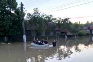 Peste 100 de gospodării inundate în Timiş. Bilanţul pompierilor