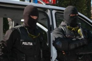Percheziţii la locuinţele a doi tineri din Botoşani. Au fost ridicaţi de mascaţi cu cătuşe