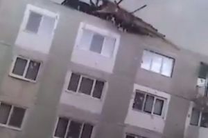 Imagini HORROR filmate în România! Momentul în care acoperişul unui bloc ZBOARĂ - VIDEO TERIFIANT 