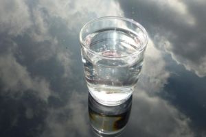 Apa de argint, efecte unice asupra organismului: Elimină virusuri, bacterii, ciuperci