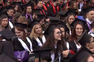 FOTO Momente emoţionante la Sibiu – Peste 2.000 de studenţi absolvenţi, la ceremonia specială din Piaţa Mare