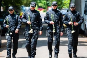 FOTO: Lacrimi şi 100 de flori albe pentru poliţistul ucis în misiune. Ce au făcut luptătorii SIAS imediat după ce l-au prins pe criminal