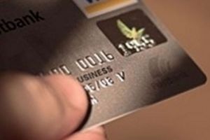 Doi tineri din Botoşani au găsit un card şi au făcut cumpărături de 500 lei. Au fost prinşi de poliţişti