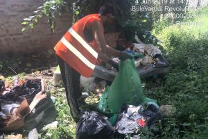 Un om al străzii a fost evacuat de către poliţişti dintr-un imobil situat în centrul Aradului (FOTO)