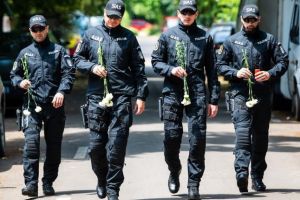 Lacrimi, tăceri apăsătoare şi 100 de flori albe pentru poliţistul ucis în misiune