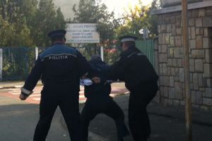 Bărbat evacuat de poliţişti din propria casă. Are interzis să vorbească cu soţia şi copiii săi