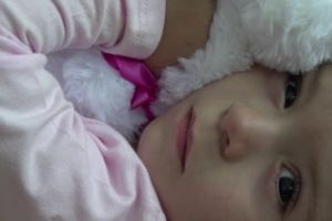 Șansă unică pentru Anastasia, fetiţa născută fără iris. Cum poate fi ajutată