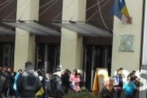 PMC: spectacolul ”Bijuterii muzicale” anunţat de Filarmonica Oltenia Craiova, pentru miercuri, 05 iunie 2019, ora 19:00, în Piaţa Mihai Viteazu, la statuie, va avea loc la aceeaşi oră, dar în sala Filarmonicii Oltenia Craiova