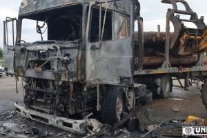 UPDATE/ FOTO/ VIDEO: Un TIR care transporta lemne a LUAT FOC, la ieşire din Vinţu de Jos spre Sebeş