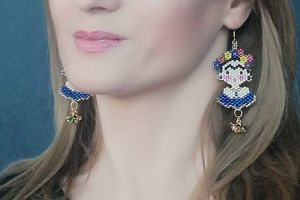 O ploiesteanca realizeaza cele mai frumoase bijuterii tematice. Vezi cum arata cerceii si brosele cu chipul celebrelor Audrey Hepburn si Frida Kahlo