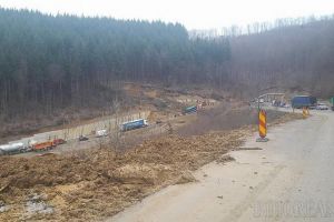 După un an şi jumătate de „analize”, compania de drumuri scoate la licitaţie, din nou, reabilitarea tronsonului DN76 Ştei - Vârfuri