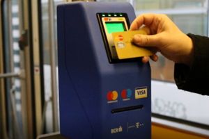 Dispozitive electronice pentru plata cu cardul a călătoriilor, montate în toate autobuzele din Râmnic