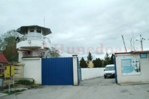 Cum a avut loc atacul asupra angajatului Penitenciarului Deva şi în ce stare este acesta