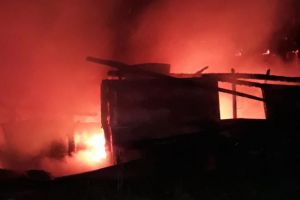 FOTO: INCENDIU în Alba Iulia – Au luat foc două anexe şi două stive de lemne din curtea unei locuinţe din cartierul ”Lumea Nouă”