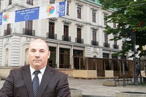 Vasile Puşcaşu a început cu stângul afacerile la Hotelul Traian. Terasă fără autorizaţie în centrul oraşului