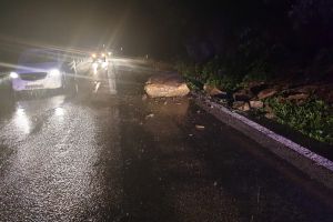 FOTO – Cad pietre pe DN7 – Valea Oltului. Trafic afectat în zonă