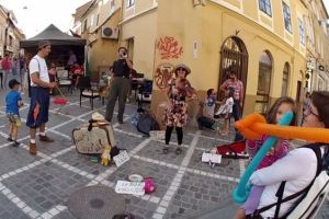 Festival de teatru stradal, cu plata la pălărie în acest weekend, la Braşov