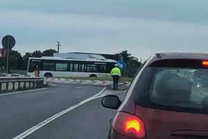 ACCIDENT pe drumul Arad – Oradea, între un camion şi un autobuz. Circulaţie DIFICILĂ