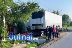 FOTO-ULTIMĂ ORĂ: Un TIR s-a oprit în gardul unei case din Urecheşti