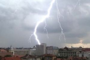 Luna extremelor în prognoza meteo. Ploi torenţiale, vijelii şi caniculă