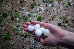 FOTO O grindină de mari dimensiuni a lovit o localitate din Botoşani. Gheaţa, cât oul de găină