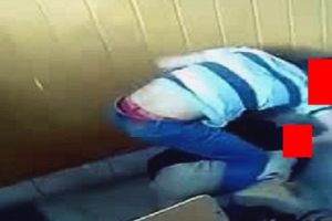 VIDEO. Elev, imobilizat de trei poliţişti, la Baia Mare. I-a înjurat şi scuipat pe oamenii legii