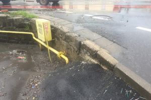 Aradul înoată în… fecale! În urma ploilor, străzile au fost acoperite cu dejecţii menajere din canalizare (GALERIE FOTO)