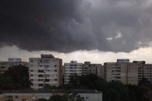 Meteorologii au emis un nou Cod galben. Se anunţă furtuni şi vijelii