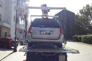 Continua ridicarea autoturismelor parcate neregulamentar in zona Peninsulara din Constanta