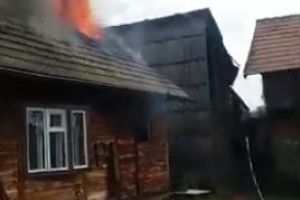 VIDEO Explozie de butelie, urmată de incendiu