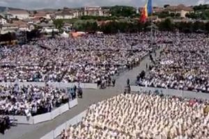 Un plic cu o sumă mare de bani a fost găsit de un preot, într-o toaletă, în timpul vizitei Papei Francisc la Blaj