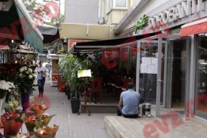 Bei şi mănânci pe bani grei, dar eşti condus la toaletă prin catacombe insalubre, ferecate cu lacătul!