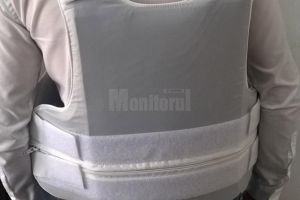 Poliţiştii suceveni îşi ţin vestele antiglonţ şi antiînjunghiere mai mult prin birouri