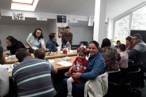 27 de părinţi şi 30 de copii adoptaţi au sărbătorit „Ziua Adopţiei”, la Suceava