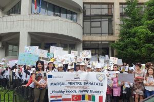 Elevii Școlii Nr. 4 Suceava au promovat un stil de viaţă sănătos, în cadrul Marşului ...