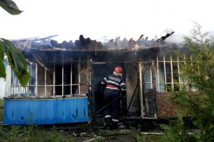 FOTO Necaz pentru două familii din judeţul Botoşani! Casele le-au fost distruse de foc