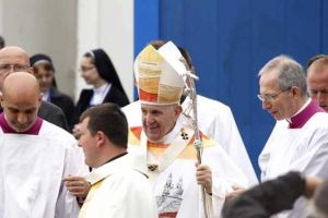 Un popă a găsit 5.000 de euro într-o toaletă în timpul vizitei Papei. I-a dus la poliţie