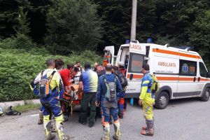 FOTO Motociclist israelian rănit în munţi la Râul Sadului. L-au găsit salvamontiştii sibieni