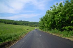 Pe drumul judeţean 109C au fost asfaltaţi 10 km
