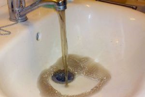 Apă tulbure, la robinetele locuitorilor dintr-o zonă din Braşov