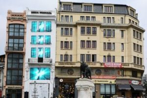 La începutul verii, se anunţă o explozie de culoare pe faţada istoricei clădiri, „Casa cu Lei”, aflată în proprietatea Agenţiei de publicitate Media Consulta Internaţional, situată în Piaţa Latină, la intrarea pe Strada Lipscani (P)